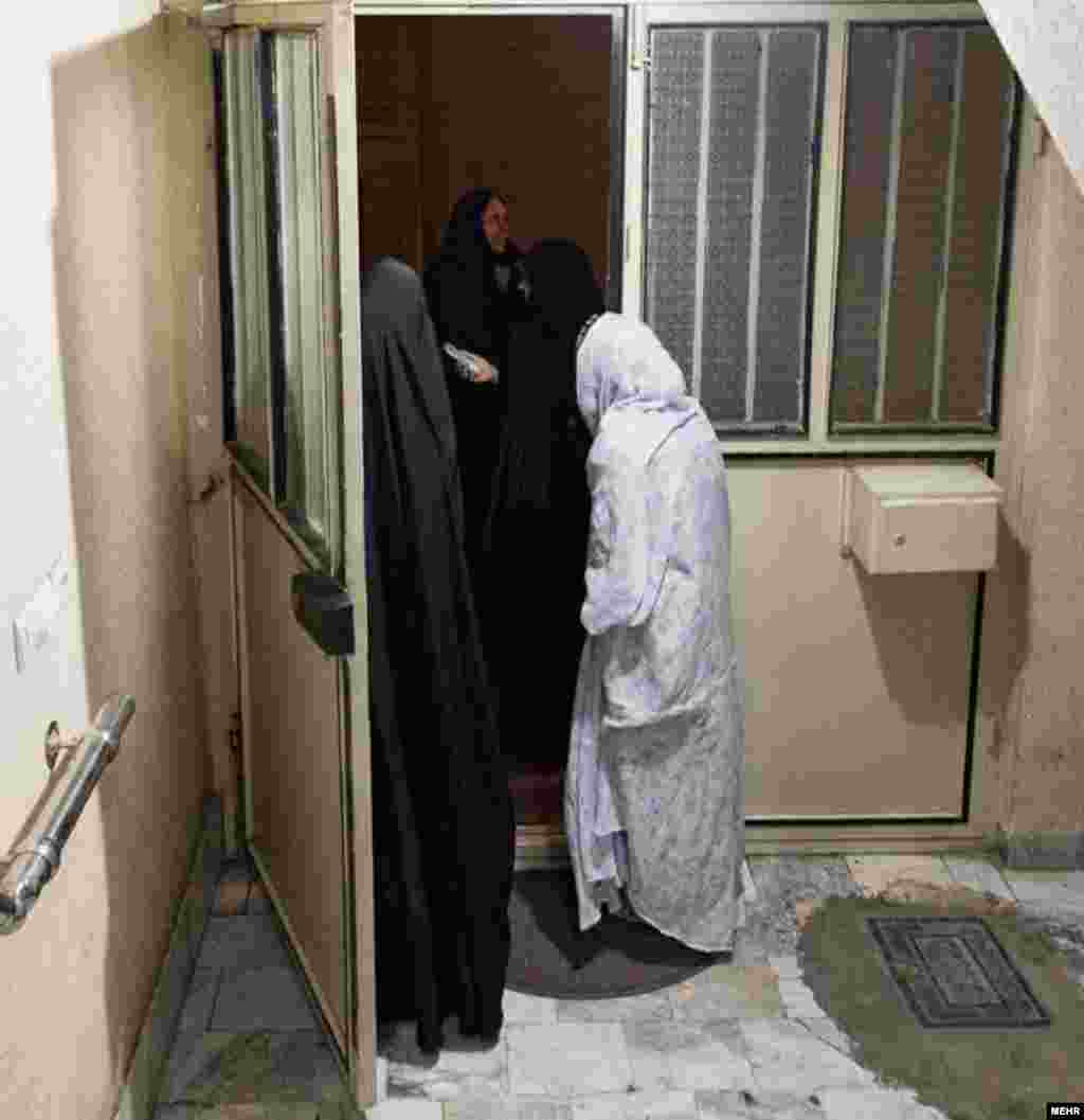 گروهی از ساکنان خانه‌ای در شهریار از محل سکونت خود خارج می‌شوند.