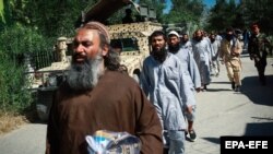 В’язні-таліби йдуть вулицею після звільнення з в’язниці Баграм у провінції Парван, Афганістан, 26 травня 2020 року