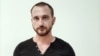 Рускиот војник Павел Филатиев во просториите за чекање баратели на азил во близина на парискиот аеродром Шарл де Гол на 29 август 2022 година.