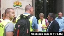Данаил Кирилов (вдясно) разговаря с част от протестиращите надзиратели