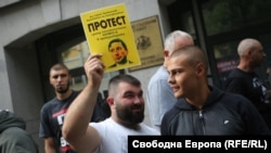 Контрапротестиращите носеха плакати с лика на Иво Прокопиев