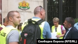 Данаил Кирилов (вдясно) отрече на 5 юли пред представители на протестиращите надзиратели заместникът му Николай Проданов да е притискал Васил Миладинов сам да напусне.