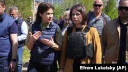 Міністар замежных справаў Нямеччыны Анналена Бэрбак (справа) падчас папярэдняга візыту ва Ўкраіну. Архіўнае фота