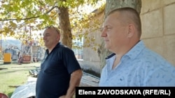 Заместитель главного инженера «Черноморэнерго» Николай Барановский (справа) и руководитель пресс-службы компании Алхас Гагулия