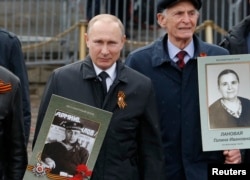 Володимир Путін із портретом батька, Володимира Путіна-старшого, під час акції «Безсмертний полк», Москва, 9 травня 2017 року
