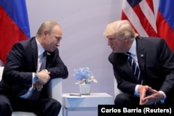 Президент США Дональд Трамп (праворуч) і очільник Росії Володимир Путін під час двосторонньої зустрічі на саміті «Групи двадцяти» (G20). Німеччина, Гамбург, 7 липня 2017 року