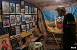 Ukrainaly gullukçy Awdiýiwka golaý ýerde ýerleşýän gaçybatalgada goýlan wepat bolan dostlarynyň suratlaryna seredýär. Bilermenler Tramp Moskwanyň ýaraşyk ylalaşygy boýunça jogapkärçiliklerini berjaý etmegi üçin Putine basyş etmez diýip çaklaýarlar.