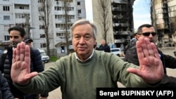 Генсекретар ООН Антоніу Ґутерріш під час відвідин Бородянки на Київщині, в якій було задокументовано низку воєнних злочинів російських військових. Бородянка, 28 квітня 2022 року
