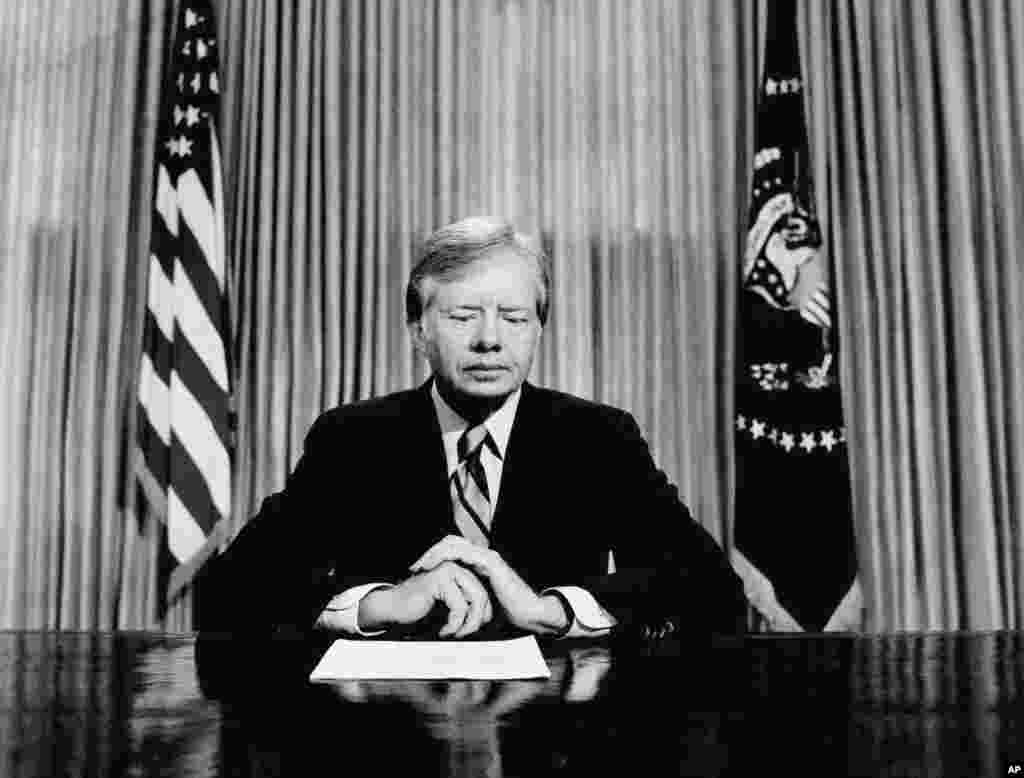25 квітня 1980 року. Президент США Джиммі Картер готується оголосити по телебаченню, що його рішення провести операцію зі звільнення заручників закінчилося трагедією. Операцію &laquo;Орлиний кіготь&raquo; довелося згорнути. Вісім американських військовослужбовців загинули