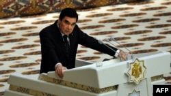 Prezident Berdimuhamedow Ýaşulylar Maslahatynda çykyş edýär. Arhiwden alnan surat 
