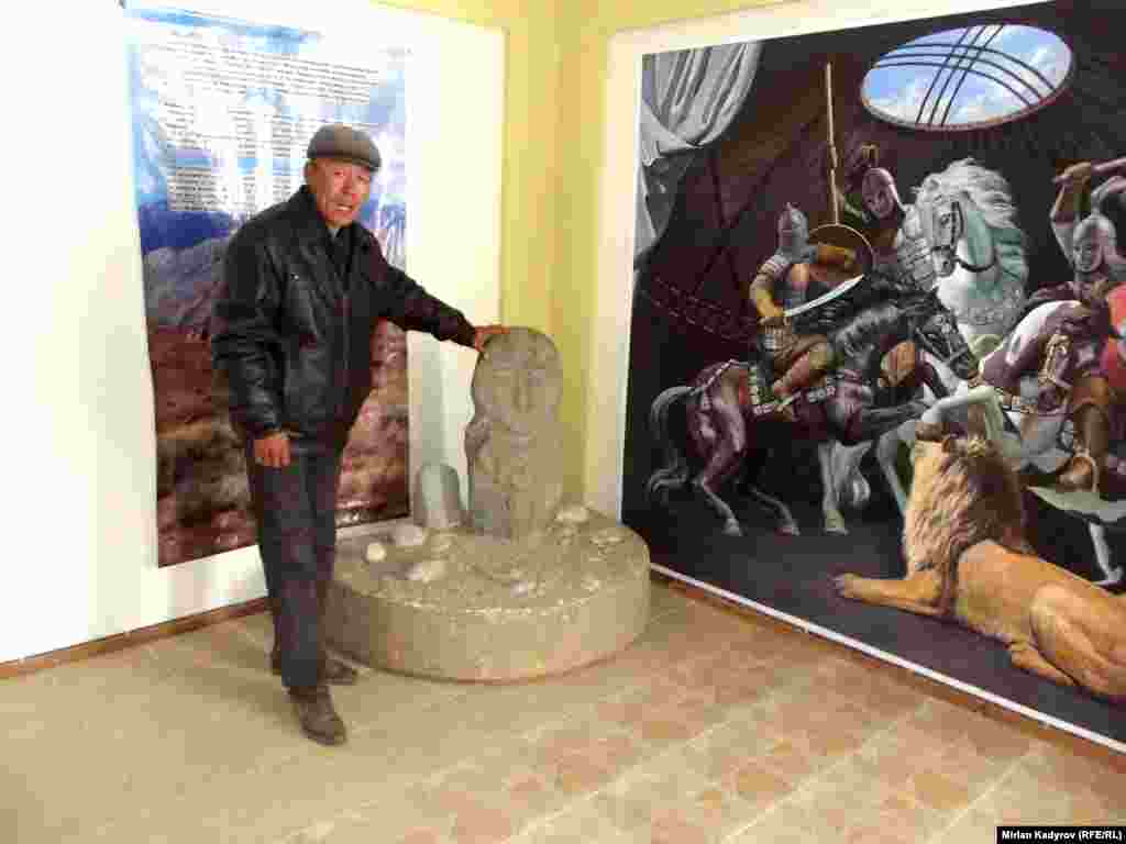 Музейдин башчысы Талант Мамбеталиев күнүгө таң эрте келип, музейдин айланасын тазалап, конок камын көрүп, көз байланганда кетет. Музей менчик болгондуктан, ал айлык албай иштейт. 