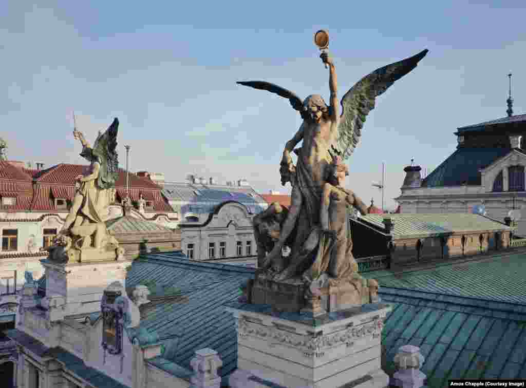 Фигури над театарот на Винохради, дело на скулпторот Милан Хавличек (1873-1917). 