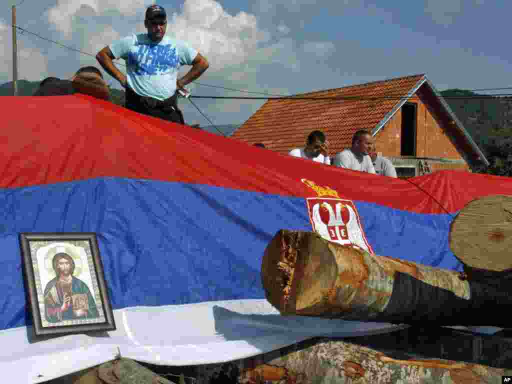 Kosovo - Barikade u blizini sala Župče, 01.08.2011. Foto: AP
