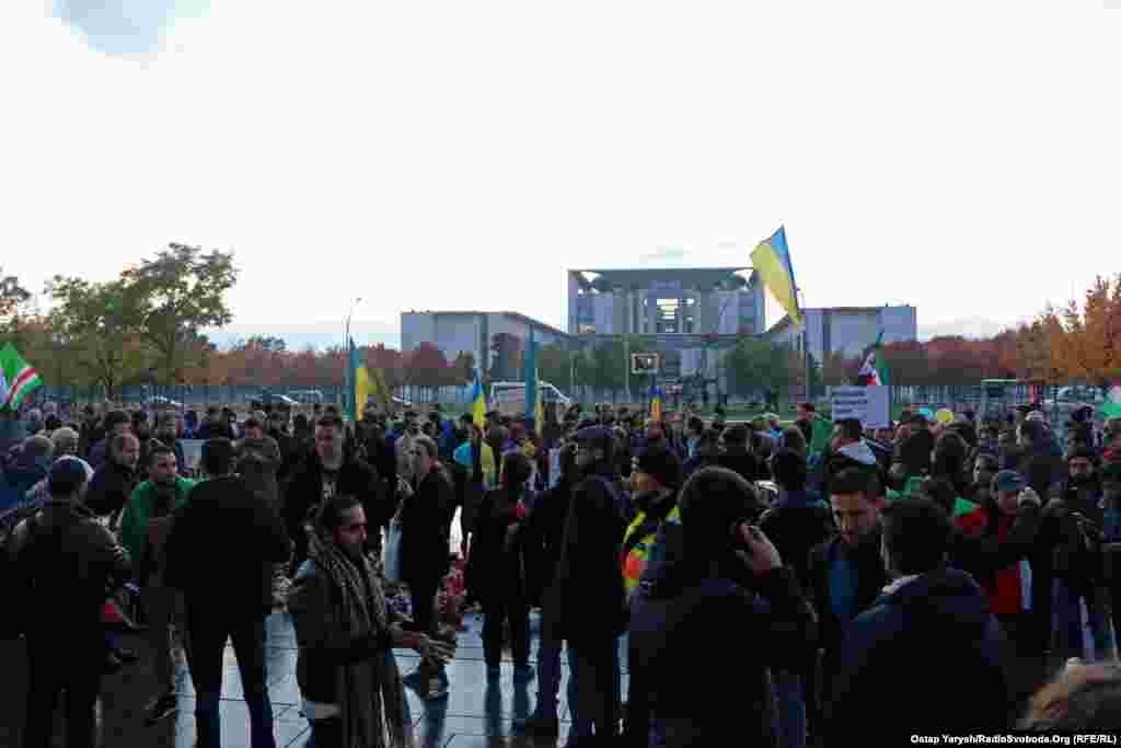 Загалом на протест вийшла понад 100 людей. Серед них – українці, сирійці та німці