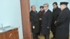 Армения – Президент Серж Саргсян инспектирует квартиру в новостройке в жилом комплексе «Муш-2» г. Гюмри, 23 декабря 2009 г.
