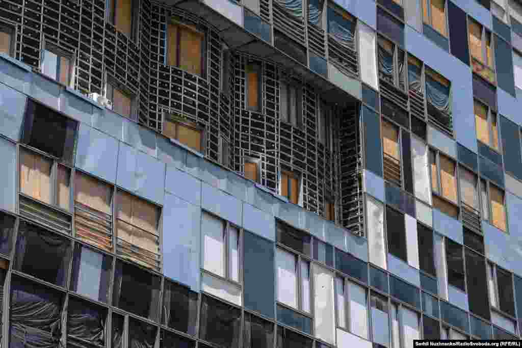 Дел од модерната зграда на детската болница, чии прозорци беа скршени од експлозијата.Некои делови од болницата сè уште се надвор од функција.