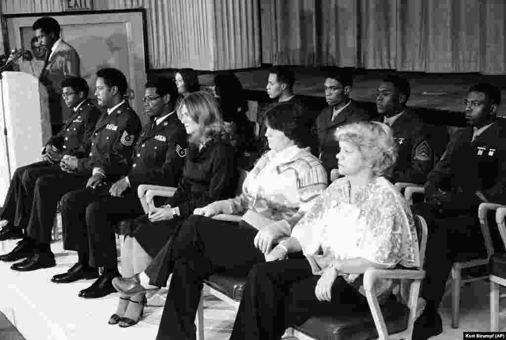 21 листопада 1979 року звільнили ще 13 заручників. Після звільнення їх привезли на базу ВПС США в місті Вісбаден в Західній Німеччині. На базі вони виступили перед журналістами. Ллойд Роллінс, стоячи на подіумі, зачитав заяву тих, хто тримав їх у заручниках. У заяві мовилося, що шах &laquo;за роки свого правління зробив багато звірств ... і американська преса погано інформувала публіку про те, що відбувається насправді&raquo;. Після цієї заяви послідувала декларація групи звільнених співробітників посольства, в якій вони просили журналістів зрозуміти, що діють в інтересах американських громадян, які залишилися в Тегерані