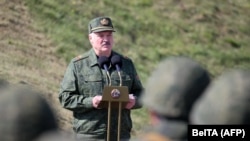 Александр Лукашенко заявил, что «если начнутся военные действия в активной фазе на Донбассе, то белорусская армия поведет себя так же, как и российская»
