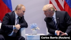 Володимир Путін (л) та Дональд Трамп (п)