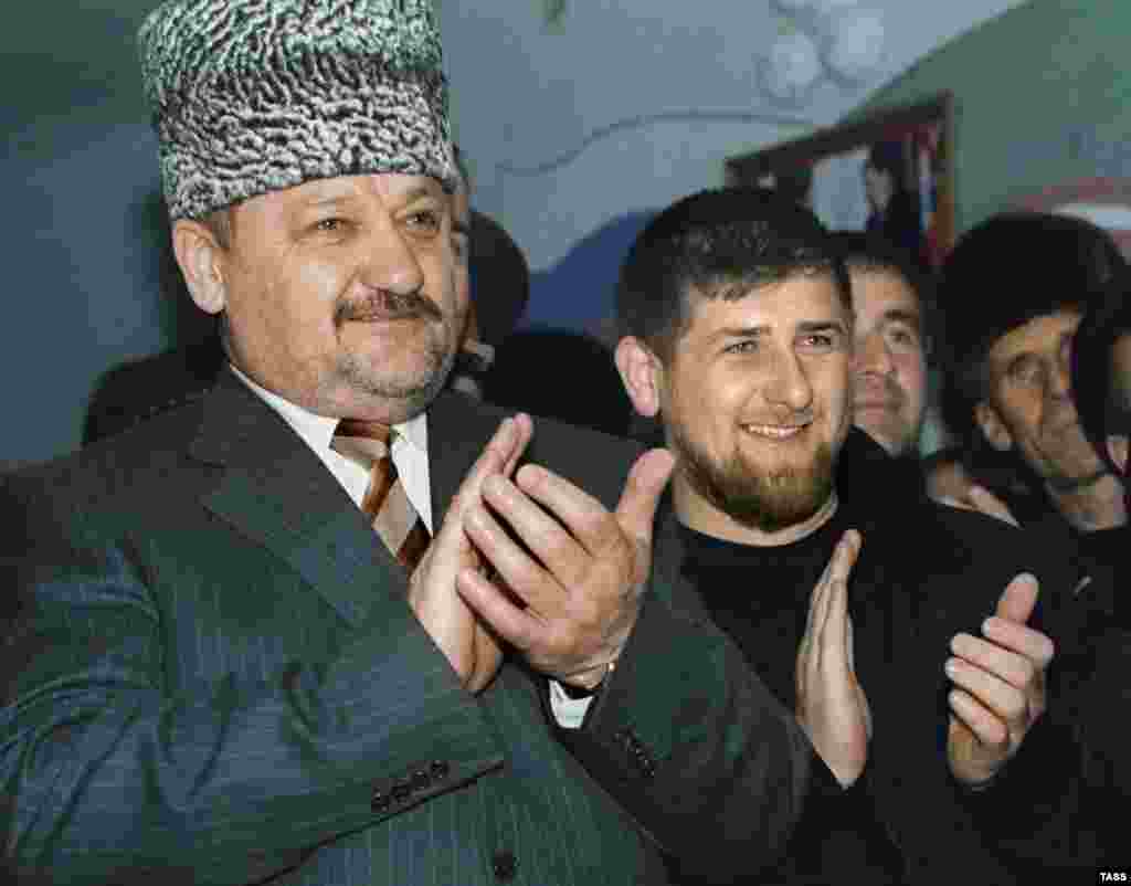 У березні 2002 року тимчасовим виконувачем обов’язків голови російської влади Чечні призначили Ахмада Кадирова (л). Цей бойовик-сепаратист перейшов на бік Росії і 2004 року був убитий унаслідок замаху. Путін 2007 року призначив керівником Чечні його сина – Рамзана Кадирова (п), і він досі обіймає цю посаду. Чечню відбудували завдяки масовим фінансовим вливанням із Москви. Але правозахисники кажуть, що Кадиров-молодший правує через насильство й залякування і несе відповідальність за численні багаторічні грубі порушення прав людини: викрадення, катування, вбивства тощо