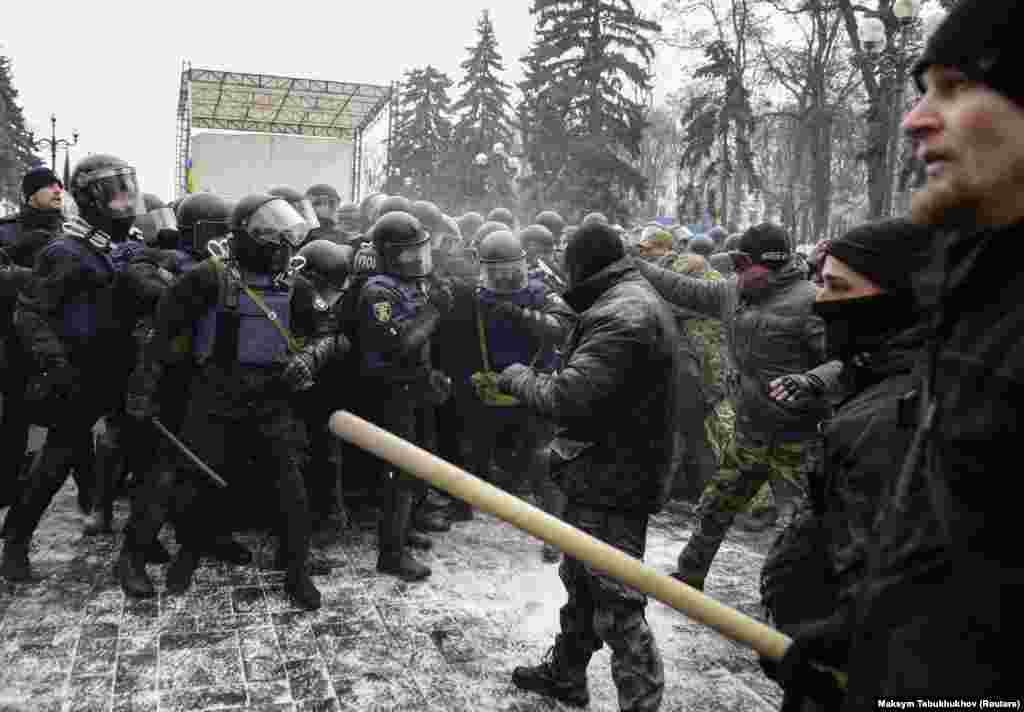 Сутичка між активістами й поліцією під Верховною Радою. Сутичка сталася через те, що активісти запалили шини та намагалися спалити російський прапор. Поліцейські застосували сльозогінний газ. У Нацполіції повідомили, що одного протестувальника затримали. Київ, 16 січня 2018 року ПЕРЕГЛЯНЬТЕ ВІДЕО