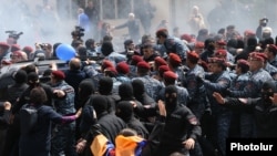 Armenia - Police arrest opposition leader Nikol Pashinian during a demonstration in Yerevan, 22 April 2018.
