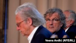 Reditelj Emir Kusturica (u sredini) sa austrijskim piscem Peterom Handkeom (lijevo) tokom svečanosti u Beogradu, kada je od predsednika Srbije Aleksandra Vučića, 9. maja 2021. godine, primio Orden Srbije.