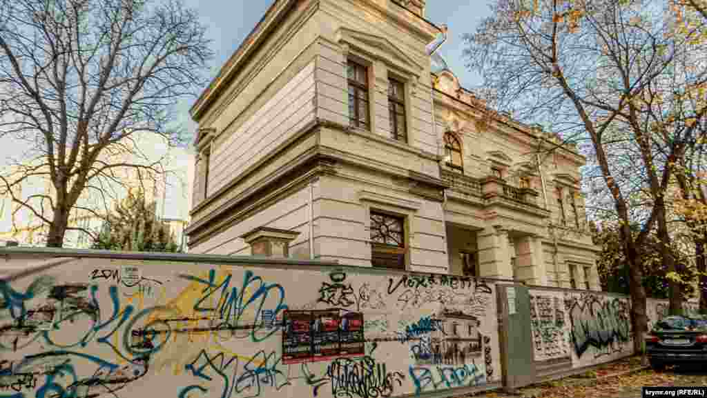 Історичний будинок на набережній Салгира, де ще з часів СРСР розміщувалася шахово-шашкова школа, мали відкрити рівно два роки тому. На той час фірма «Корпорація АТТА Груп» мала завершити весь обсяг ремонтно-реставраційних робіт за договором на суму 28,75 млн рублів. У результаті російська влада Криму розірвала договір із підрядником. Тепер за справу взялося ТОВ «Реставраційний альянс». Новий підрядник обіцяє здати об'єкт у грудні 2021 року