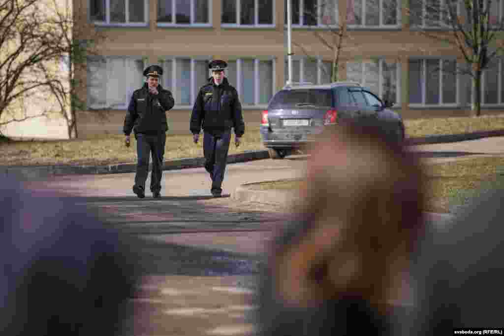 Чэргі каля турмы для міліцыянтаў — звыклая зьява.