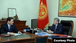 Президент Алмазбек Атамбаев менен Улуттук коопсуздук мамлекеттик комитетинин төрагасы Абдил Сегизбаев.