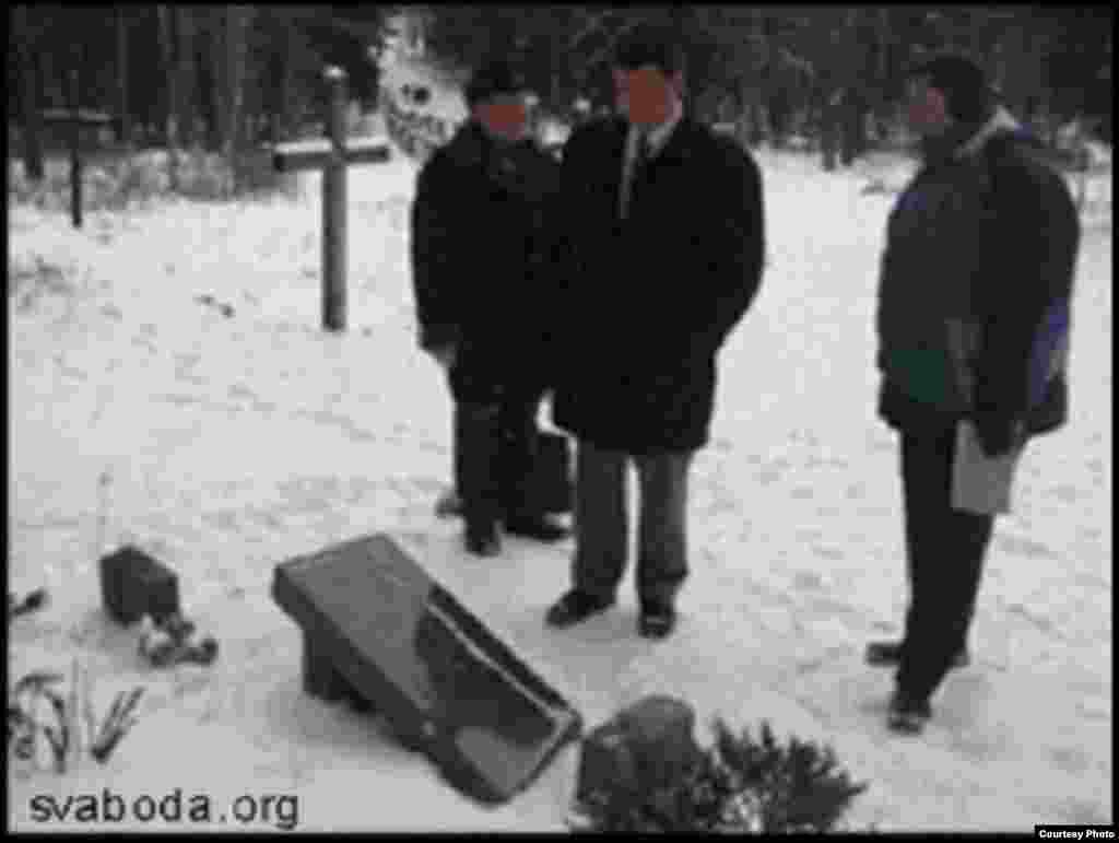 Супрацоўнікі амбасады ЗША ля разьбітага памятнага знаку. 