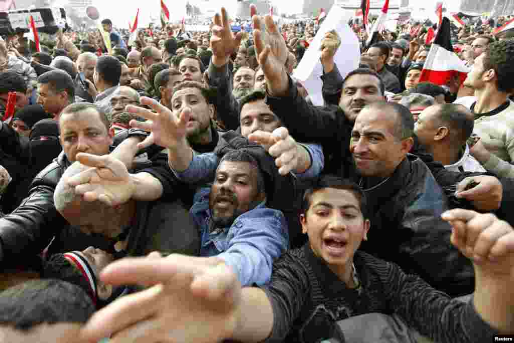 Ac-susuz aksiya iştirakçıları bir az yemək və su əldə etməyə çalışırlar. 8 fevral 2011