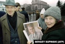 Жінка тримає портрет кандидата у президенти України Леоніда Кравчука в центрі української столиці у переддень референдуму за Незалежність України і президентських виборів 1 грудня. Київ, 30 листопада 1991 року