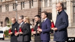 Солдон оңго: Дональд Туск, Кир Стармер, украин президентинин жубайы Елена Зеленская, Владимир Зеленский, Эммануэл Макрон жана Фридрих Мерц. Киев. 2025-жылдын 10-майы.