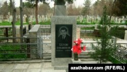 Şahyr Kerim Gurbannepesowyň mazar daşy