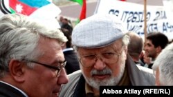 Рустам Ибрагимбеков на митинге (в центре), слева - Эльдар Намазов