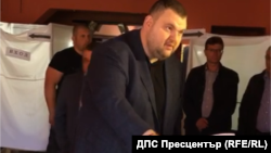 Делян Пеевски гласува в секцията във велинградското село Св. Петка, придружен от многобройна охрана