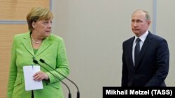 Анґела Меркель (Л) і Володимир Путін, Сочі, 2 травня 2017 року 