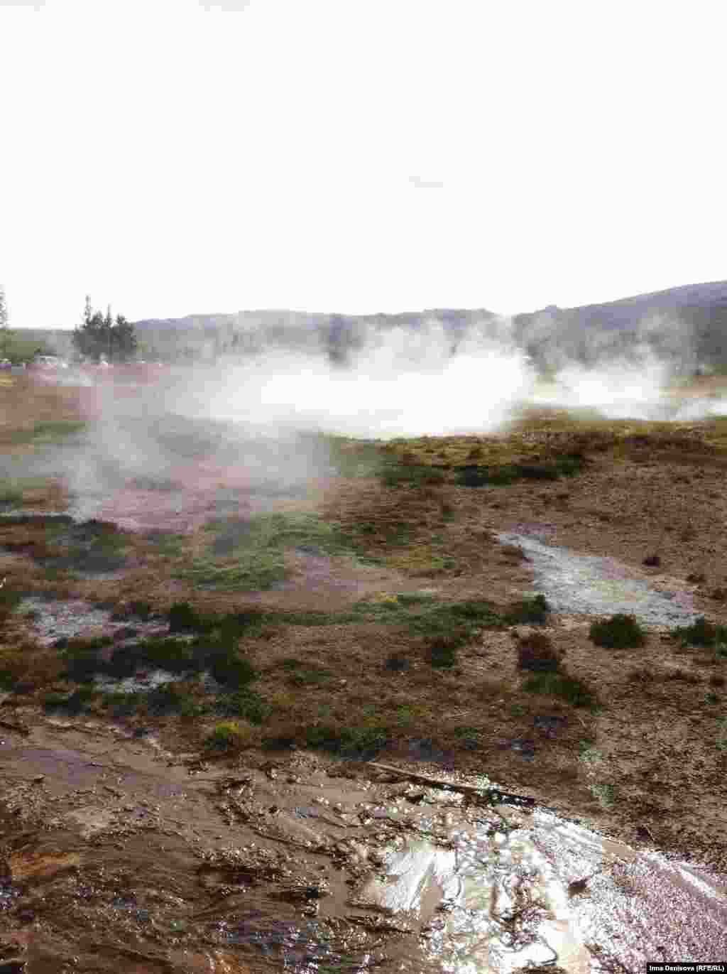 Geysir -- следующая остановка после парка, главный туристический гейзер, вокруг которого бродят толпы. Ничего особенного, просто фонтан из грязной земли. В Исландии куча гейзеров, не совсем понятно, почему именно этот заслужил столько внимания. 