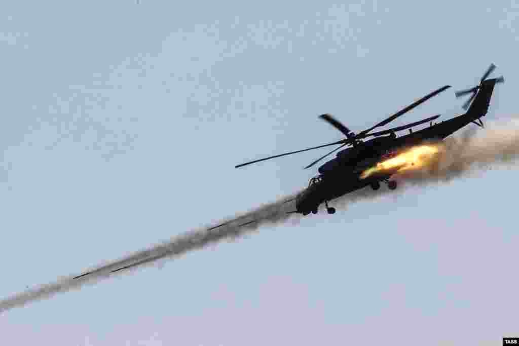 Транспортно-боевой вертолет МИ-35 во время российских командно-штабных учений «Кавказ-2016» на территории Крыма, 9 сентября 2016 года