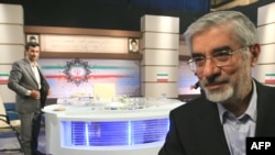 میرحسین موسوی (راست) و محمود احمدی‌نژاد؛ دقایقی پس از خاتمه مناظره تلویزیونی چهارشنبه شب