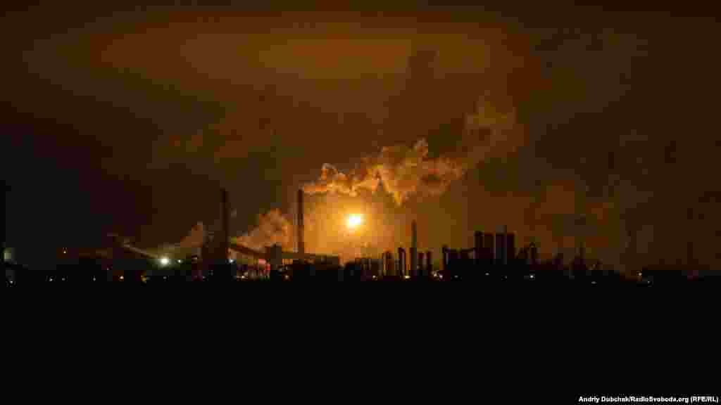 1 декабря прошлого года на АКХЗ вновь зажгли факел автоматического газосбросного устройства. С началом боевых действий на Донбассе этот факел, который всегда был символом стабильности производства, был выключен, ведь объемы готовой продукции значительно упали. Через несколько лет «тьмы», как говорят на заводе, факел снова начал освещать донбасские степи