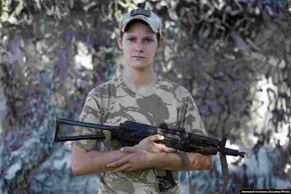 Alexandra are 20 de ani. Ea i-a spus lui Stepanov: „încă din copilărie am vrut să intru în armată”. (septembrie 2018) Ultimul proiect al fotografului, intitulat Independent, se concentrează pe luptători tineri, care au cunoscut doar o Ucraina independentă. 