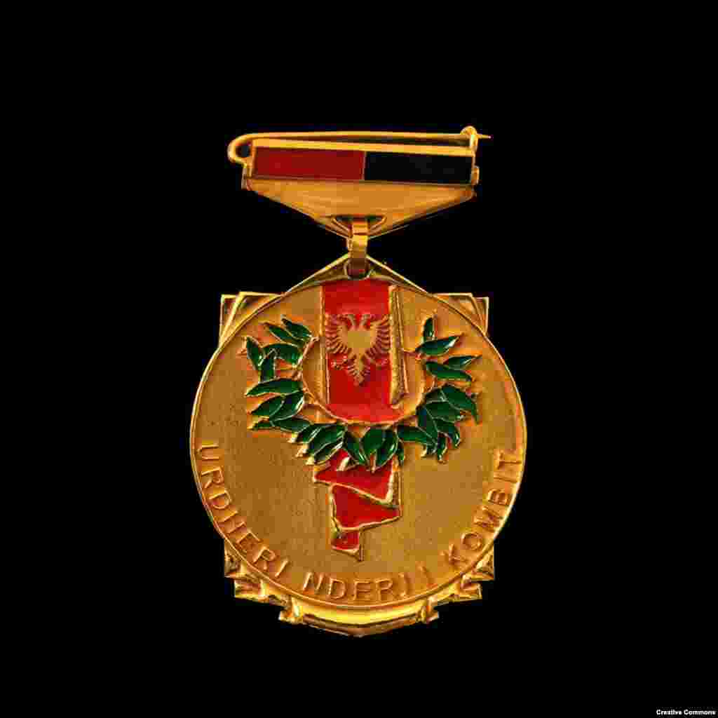 Албанський орден «Честь нації». Відзнака вручається президентом Албанії албанцям або іноземним громадянам «на знак подяки і визнання тих, хто своїми діями і добрим ім'ям вносить вклад у шанування албанської нації» 