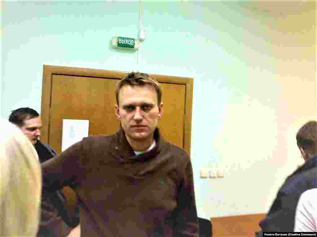Олексій Навальний на суді в грудні 2011 року після арешту під час несанкціонованого антиурядового маршу в Москві. Тоді Навального засудили до 15 діб арешту за «опір співробітникам правоохоронних органів»
