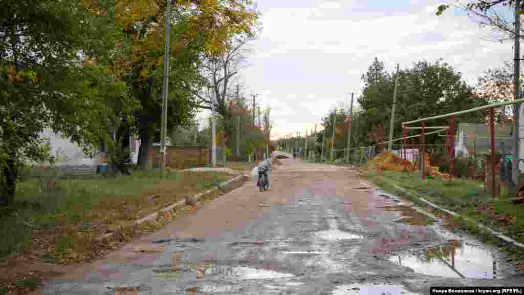 «Нельзя сказать, что сейчас село сильно развивается. Люди живут. Есть те, кто поддерживает так называемого «брата», есть те, кто ждет Украину. Есть люди, которые выходят на акции протеста, на суды, они – под прицелом ФСБ. Если максимально отстраниться от политики, то люди не попадают в поле зрения российских спецслужб. В целом, жизнь какой была, такой и осталась», – заключает крымская журналистка