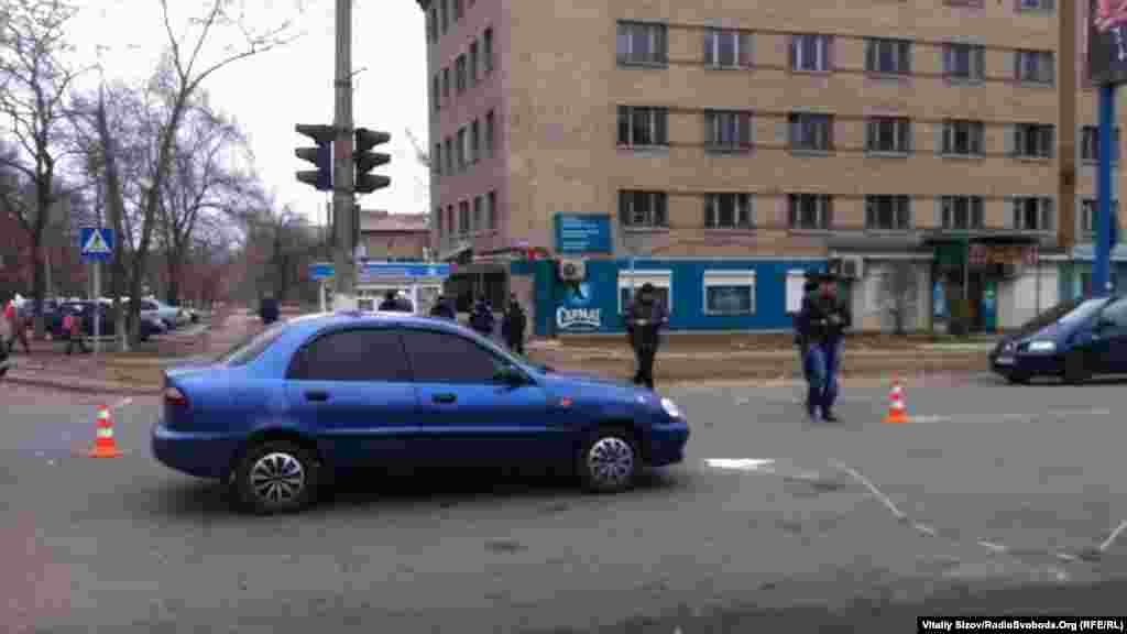 17 березня у Костянтинівці цивільне авто збило пенсіонерку. Натовп намагався лінчувати водія. Йому розбили окуляри, але у конфлікт втрутились правоохоронці і сутичку зупинили