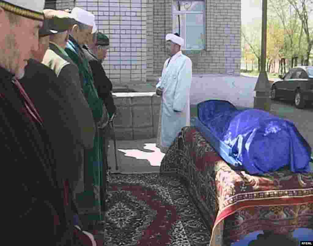Мулла читает заупокойную молитву по 130-летней Сахан Досовой. Село Майкудук Карагандинской области, 13 мая 2009 года.