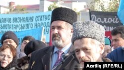 Мостафа Җәмилев митингта чыгыш ясый, янында Бөтендөнья кырымтатар конгрессы рәисе Рифат Чубаров
