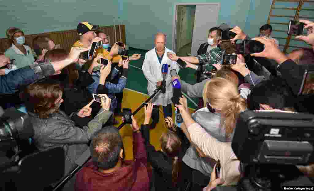Лікар омської лікарні повідомляє журналістам, що Навального ввели у штучну кому 